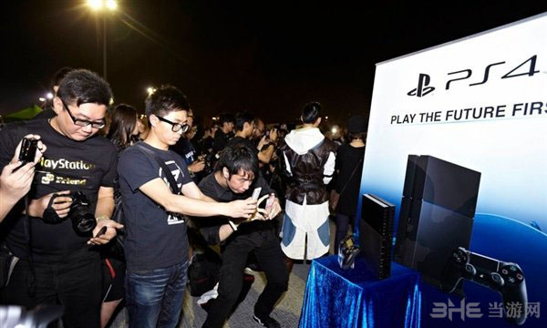 索尼PS4香港发布会 粉丝合体手柄3