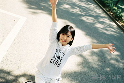 <em>最美校服女生宋伊人</em>清纯写真曝光 雾霾下疤痕