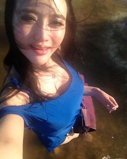 <em>车模</em>吴雨婵细嫩酥胸各种养眼<em>个人写真</em>照曝光_