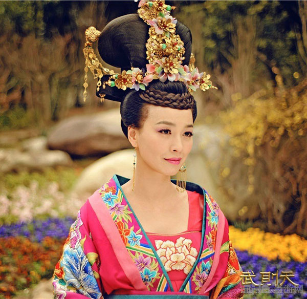 <em>少女武则天</em>剧照抢先看 <em>范冰冰</em>张馨予胸器逼人