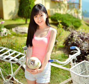 <em>校服萌妹宋伊人</em>清爽干练小背心私