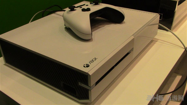 白色Xbox One主机图片1