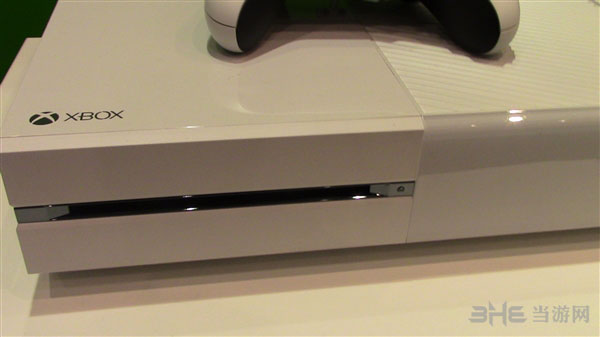 白色Xbox One主机图片4