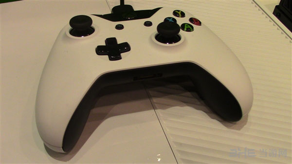 白色Xbox One主机图片5