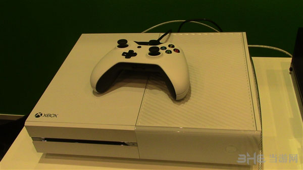 白色Xbox One主机图片2