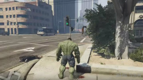 无敌浩克乱入 《GTA5》绿巨人MOD视频演示