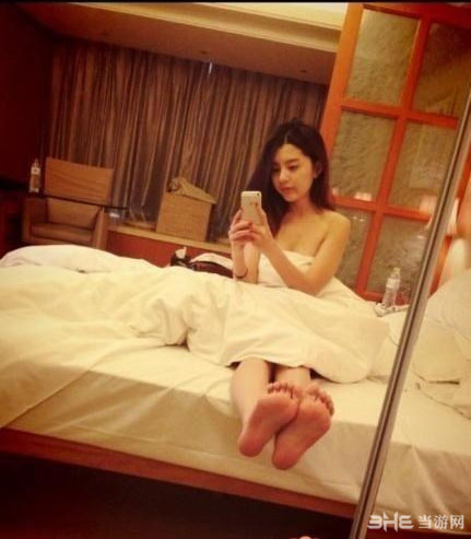 <em>娜美身材妹赵惟依</em>全裸真空出镜 只手遮胸只为