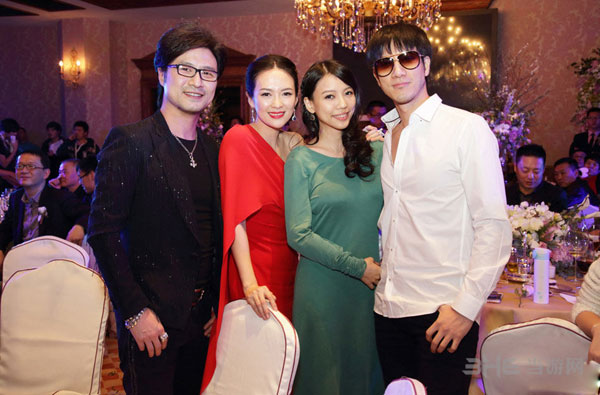 汪峰求婚章子怡成功终于上头条 9.1克拉钻戒女