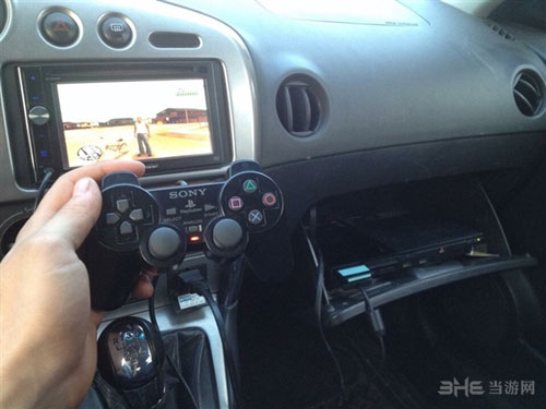副驾乘客福利!DIY达人将PS2游戏机接入车载