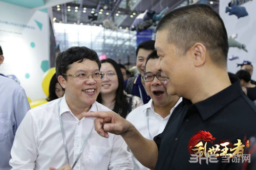 佛山市政府副秘书长邓灿荣（左一）与陶艺大师封伟民交谈（右一）