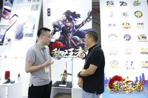 腾讯互娱市场总监张戈（左一）与陶艺大师封伟民（右一）进行对话