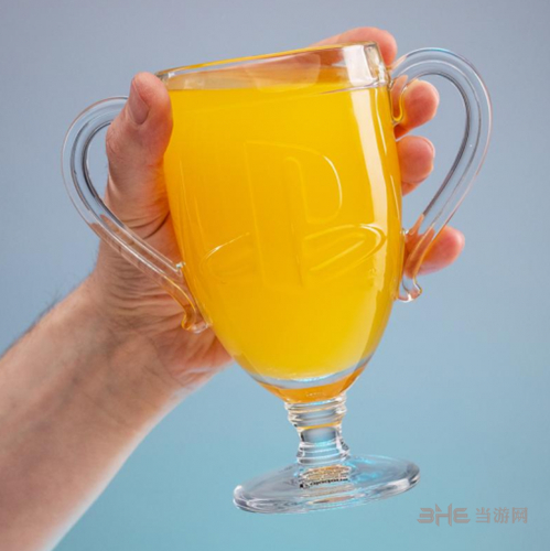 装满橙汁的水杯